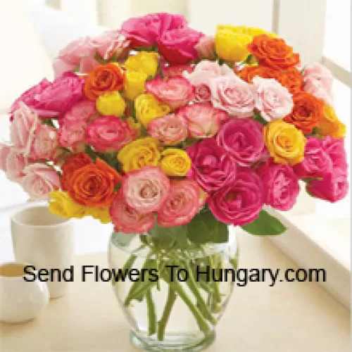 51 mieszanych kolorów róż ułożonych pięknie w szklanej wazie