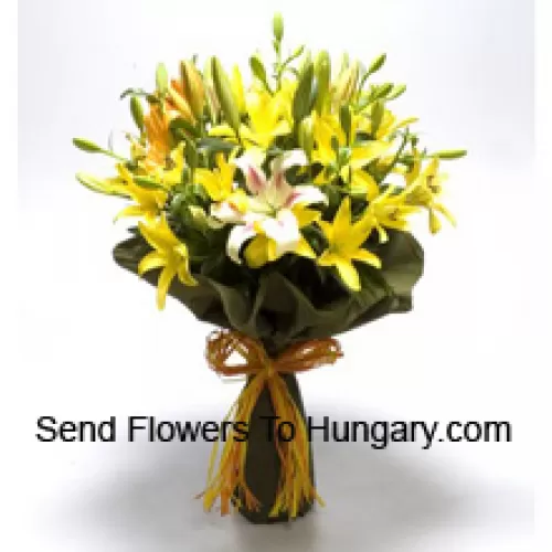 一大束黄色和白色百合花，配有季节性的填充物