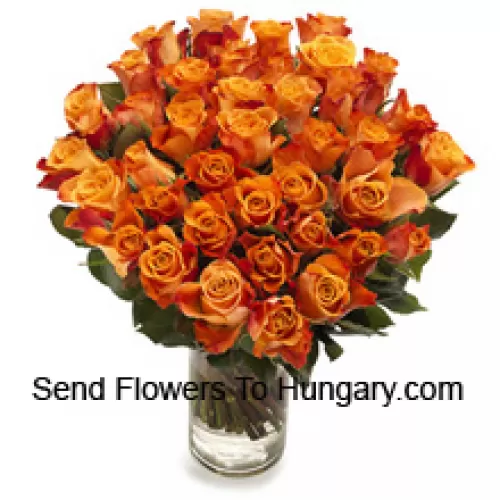 玻璃花瓶装有51朵橙色玫瑰和季节性填充物