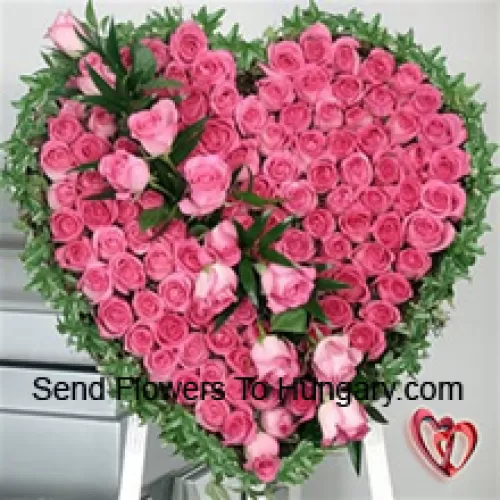 Een prachtige hartvormige opstelling van 101 roze rozen