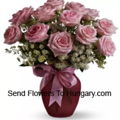 11 Ružičastih Ruža s Različitim Bijelim Puniocima u Staklenoj Vazi