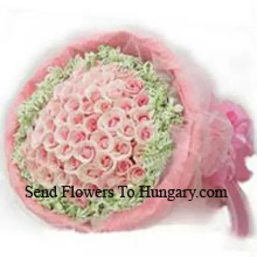 Букет из 51 розовой розы с наполнителями и красивой упаковкой