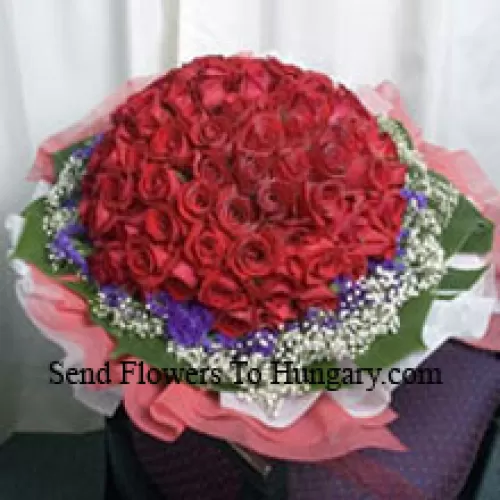 Букет из 101 красной розы с сезонными наполнителями