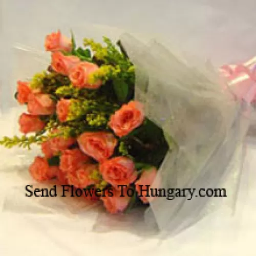 Букет из 19 оранжевых роз с сезонными наполнителями