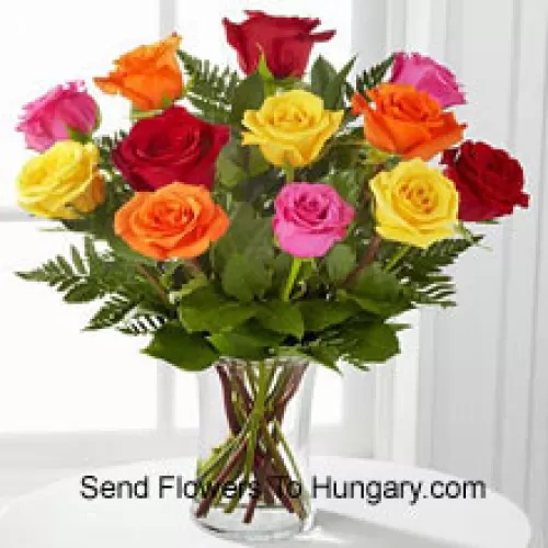11 只杂色玫瑰，配以一些蕨类植物，放在花瓶中