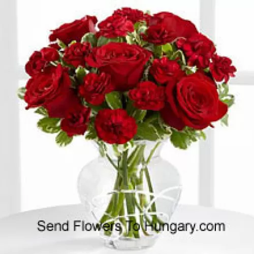 玻璃花瓶中的9朵红玫瑰和8朵红色康乃馨