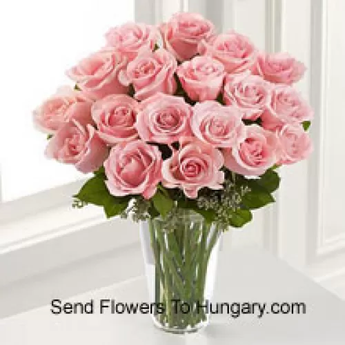 19朵粉色玫瑰和一些蕨类植物放在花瓶里