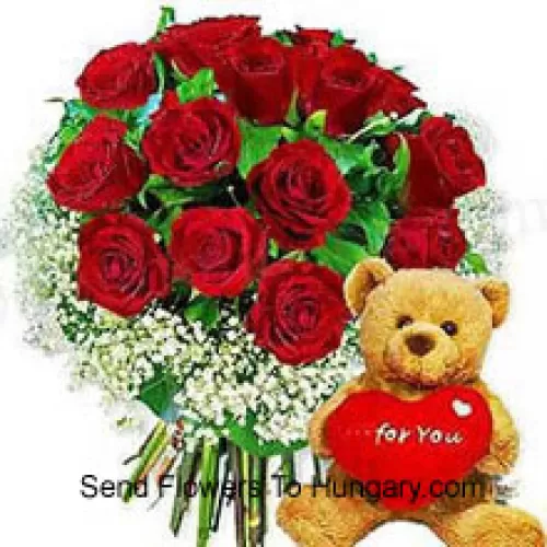 一束11朵红玫瑰，搭配季节性的填充物和一个可爱的棕色8英寸泰迪熊