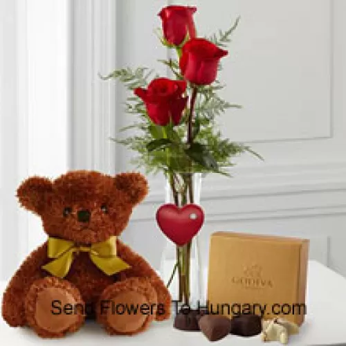 花瓶に入った3本の赤いバラとシダの葉、かわいらしい茶色の10インチのテディベア、そしてゴディバチョコレートの箱。 （在庫がない場合は同等の価値のチョコレートに変更する権利を留保します。在庫に限りがあります）